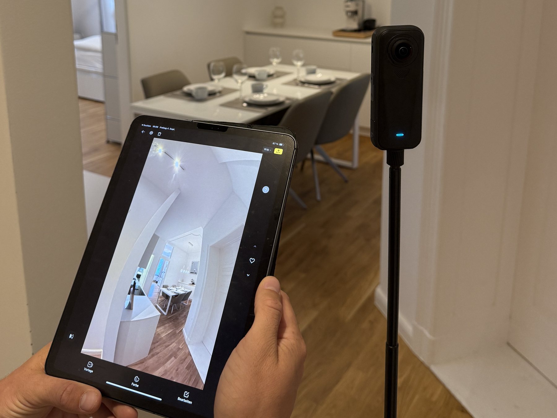 Kamera auf dem Stativ, daneben ein Tablet mit der Kontrollansicht der laufenden Aufnahme
