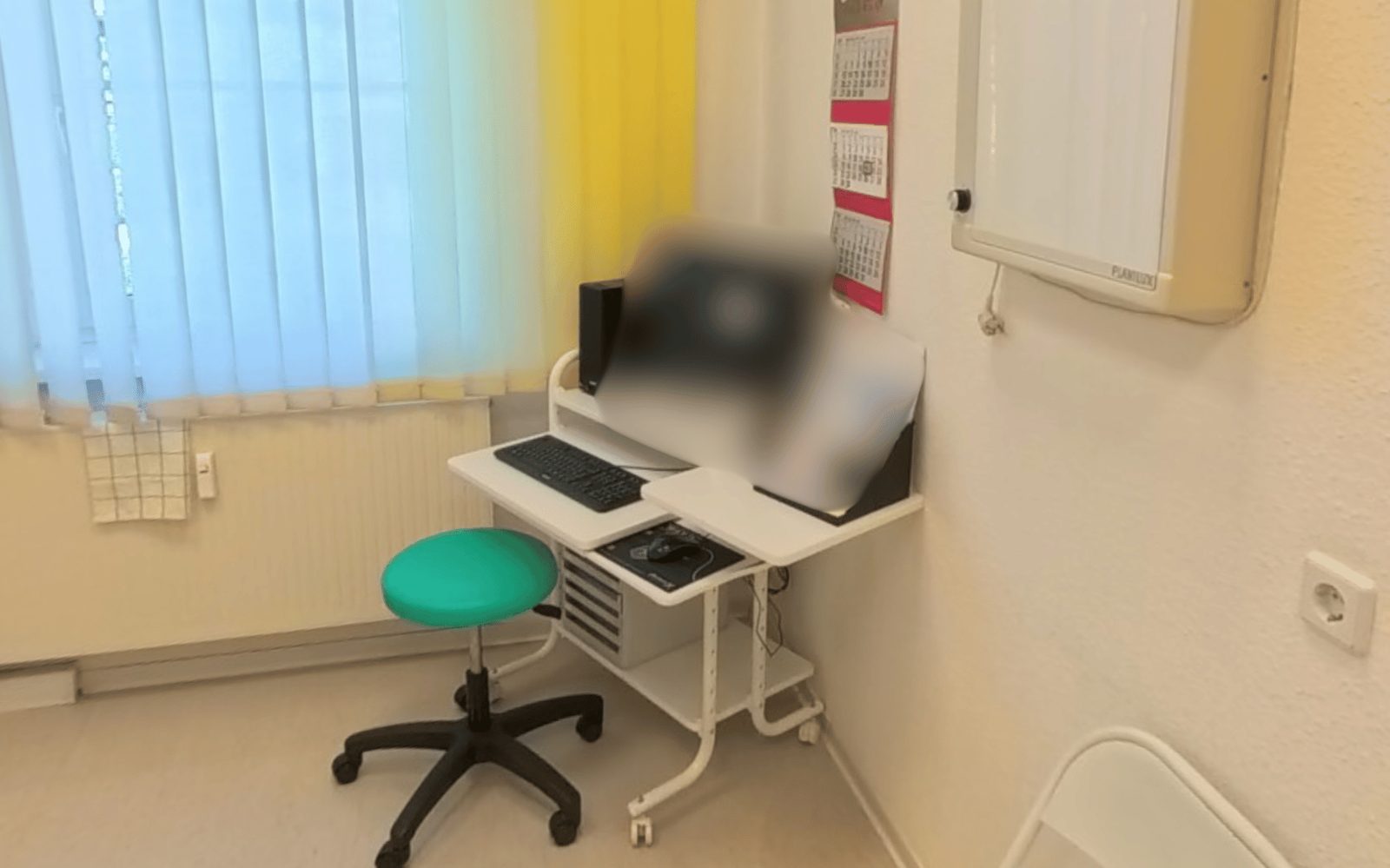 Bildschirm im Behandlungsraum, unlesbar verpixelt
