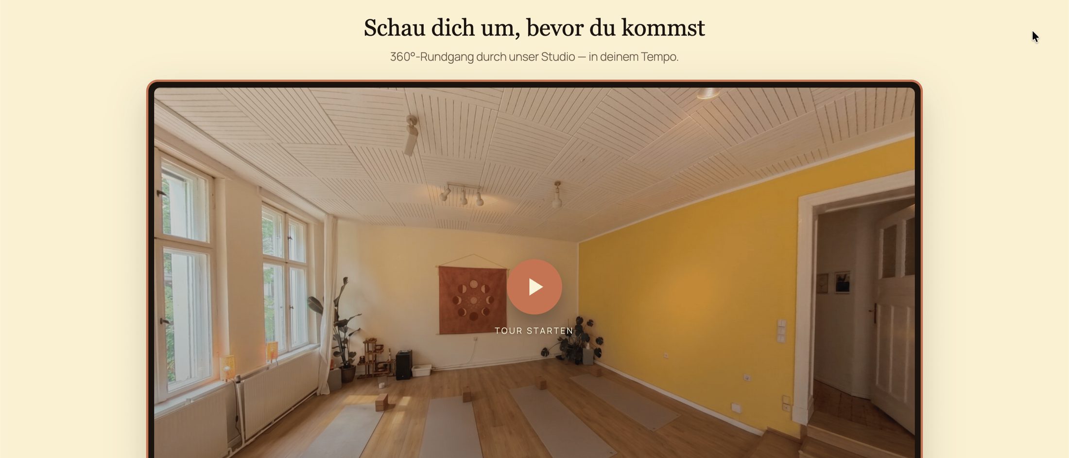 Bildschirmfoto: 360°-Tour eingebunden auf der Website eines Kunden, mit Startknopf im Bild