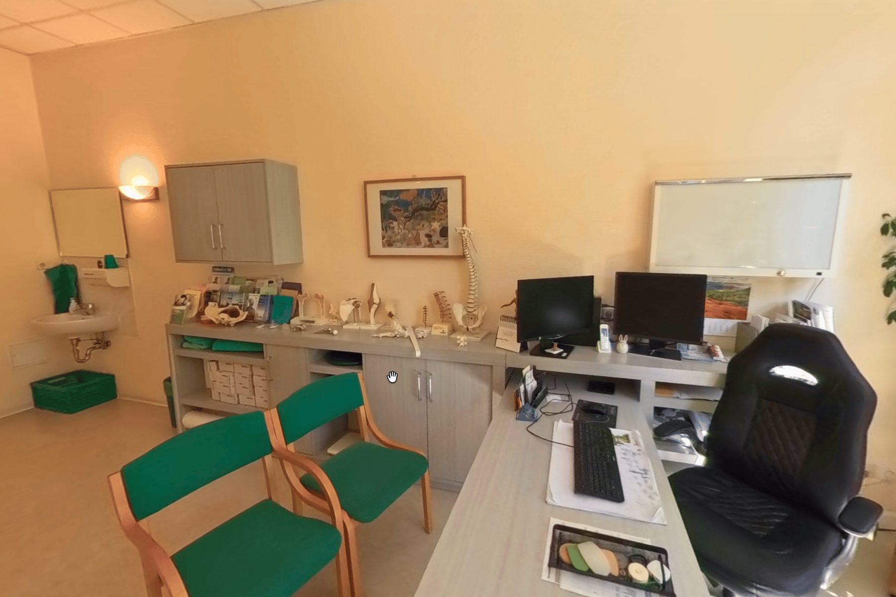Leeres Wartezimmer einer Praxis bei Tageslicht
